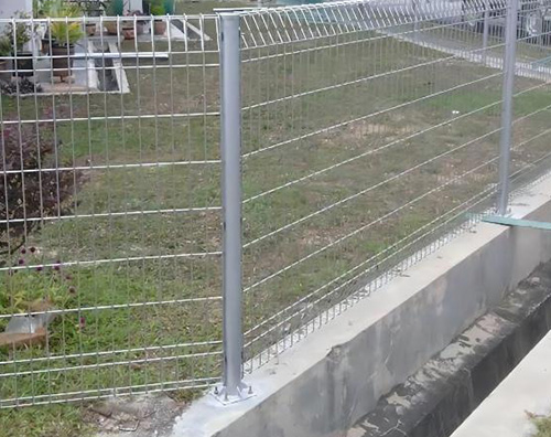 Roll Top Fence with post plates