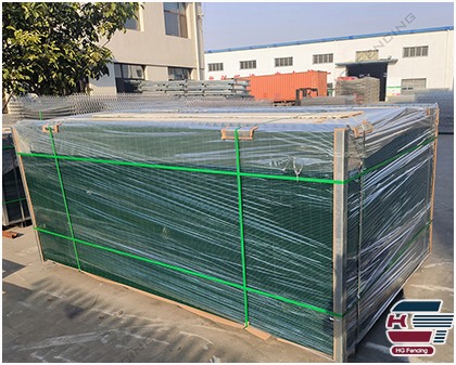 Package of PVC/Powder coated 3D Curved Fence Panels