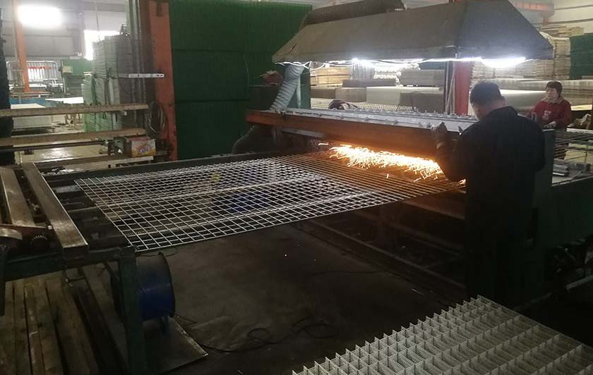 Automatic mesh panel welding machine is welding mesh panels