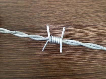 Reverse twist barbed wire