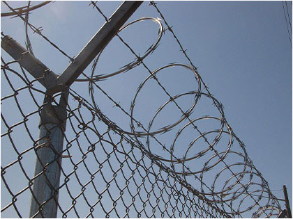 Galvanized Chain Link Fence (Cyclone Wire Fence) with razor wire for airport fencing