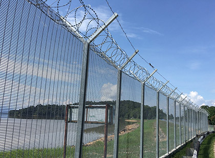 358 anti-climbing fence with barbed wire in border applications