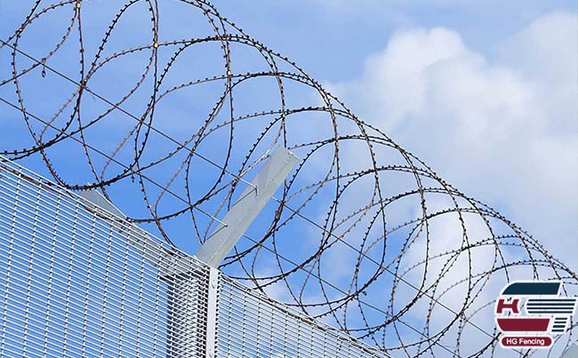 Concertina wire type of razor wire