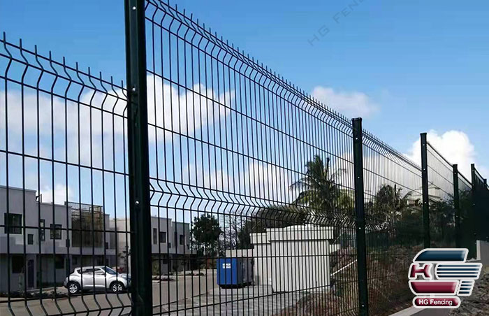 Curved Mesh Fence with H Post