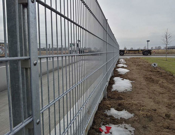 Double wire fence and ground connection method