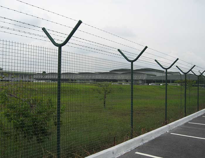 Why do road wire mesh fences usually use green colors?
