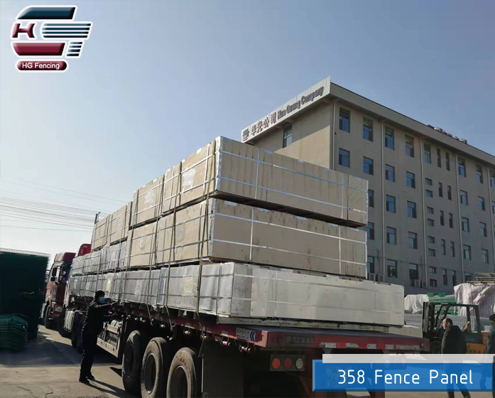 9000 Pieces of 358 security fence are loading in HuaGuang factory