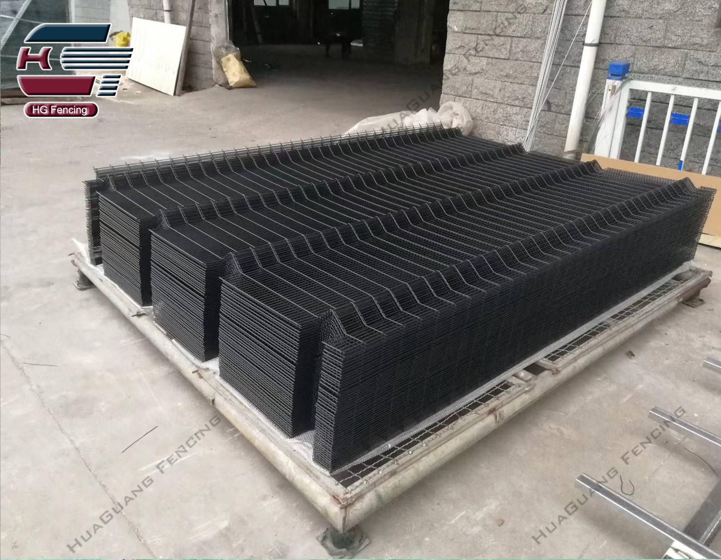 3000 Pieces of 3D fence panels is loading in our factory